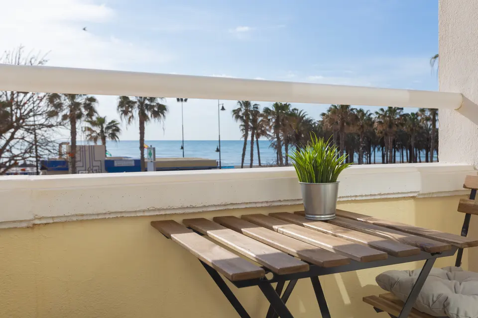 Terraza de Torremolinos Beach House con vistas a las palmeras y al Mediterráneo