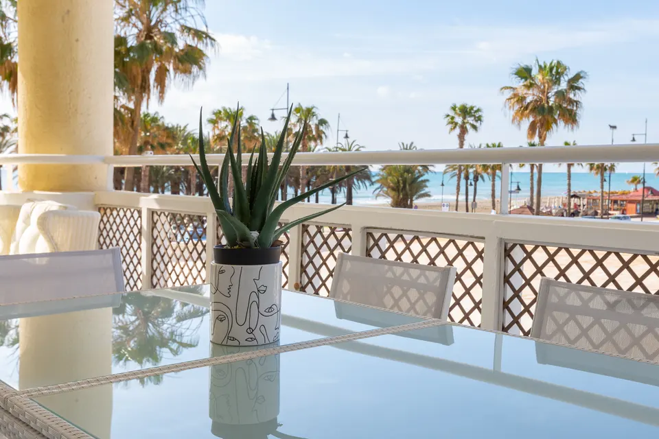 Terraza de Torremolinos Beach House con vistas a las palmeras y al Mediterráneo