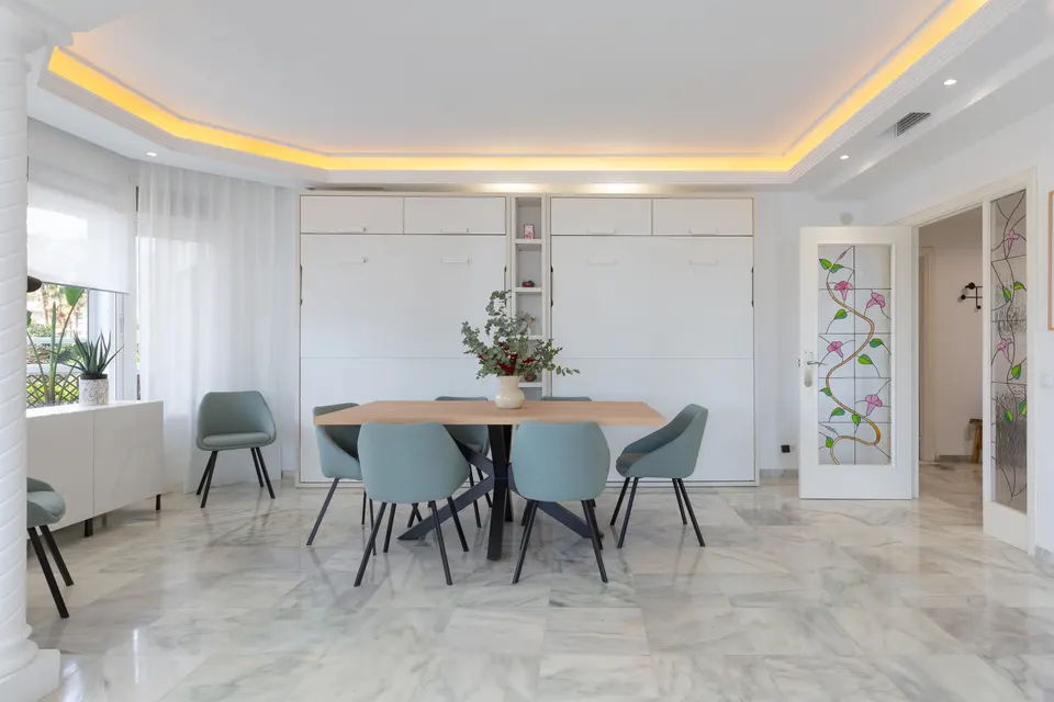 Comedor con mesa amplia y luz natural