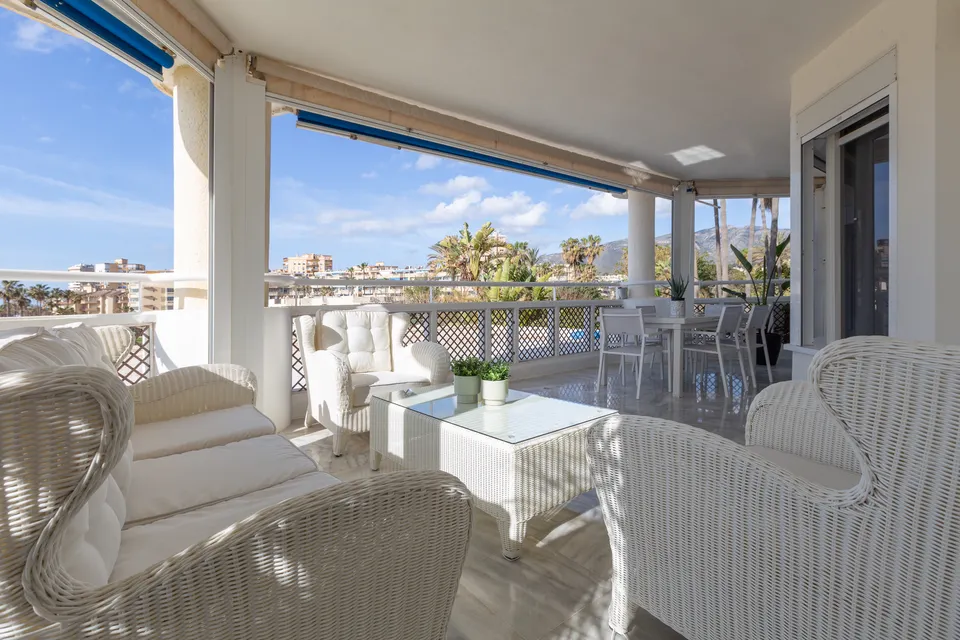 Terraza de Torremolinos Beach House con vistas a las palmeras y al Mediterráneo