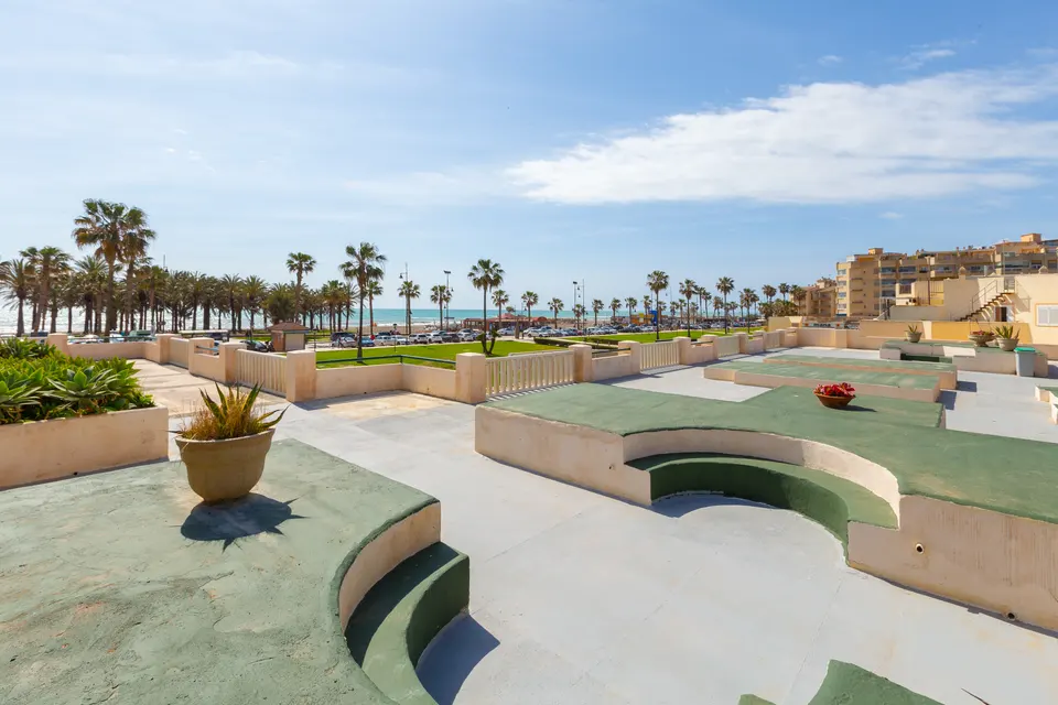 Playamar · Playa y paseo marítimo