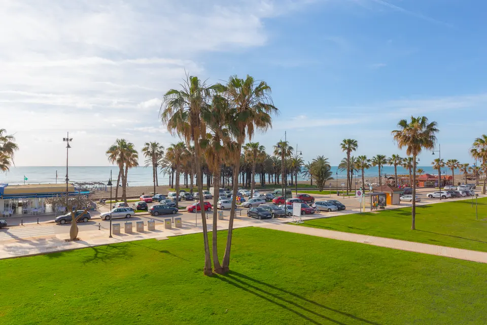 Terraza de Torremolinos Beach House con vistas a las palmeras y al Mediterráneo