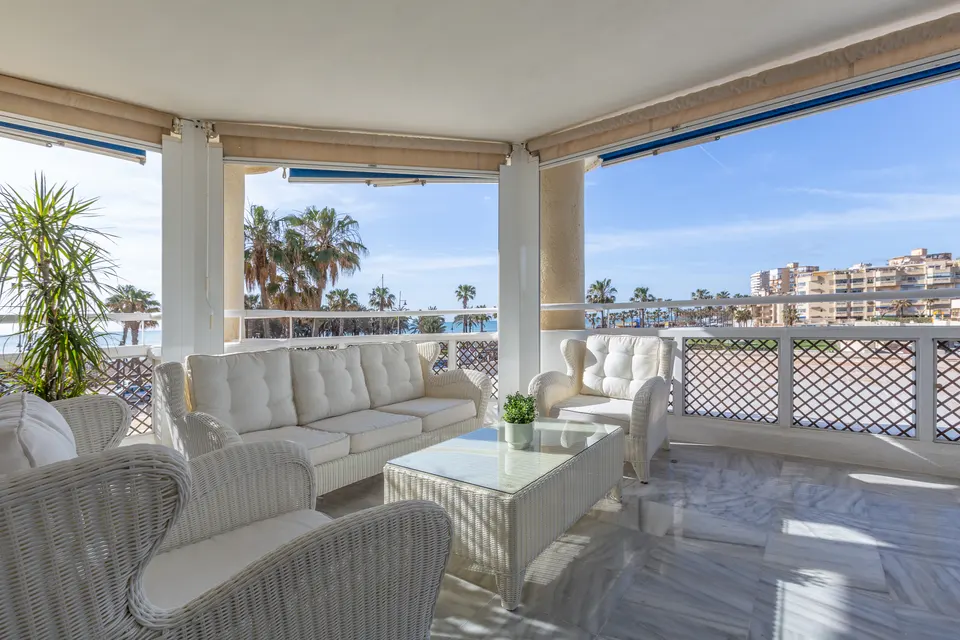 Terraza amueblada con vistas al paseo marítimo